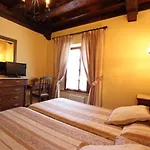 Rural Ovio فندق
